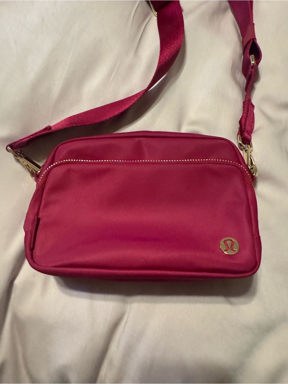 lululemon athletica Everywhere Crossbody Bag Metal Hardware Berry Rumble/GOLD - Picture 7 of 16